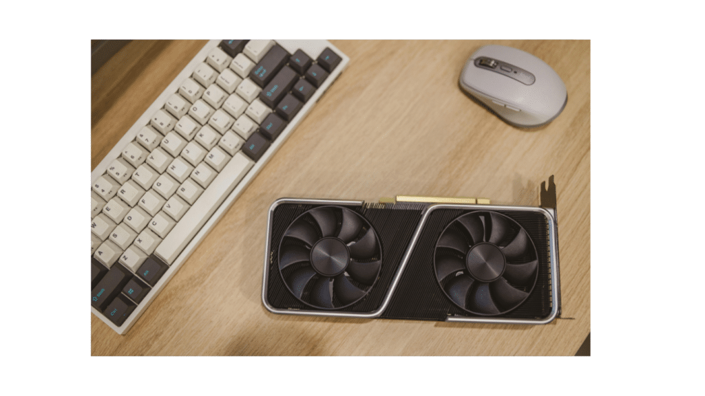 Carte graphique moderne posée sur un bureau en bois, accompagnée d'un clavier mécanique et d'une souris sans fil.
