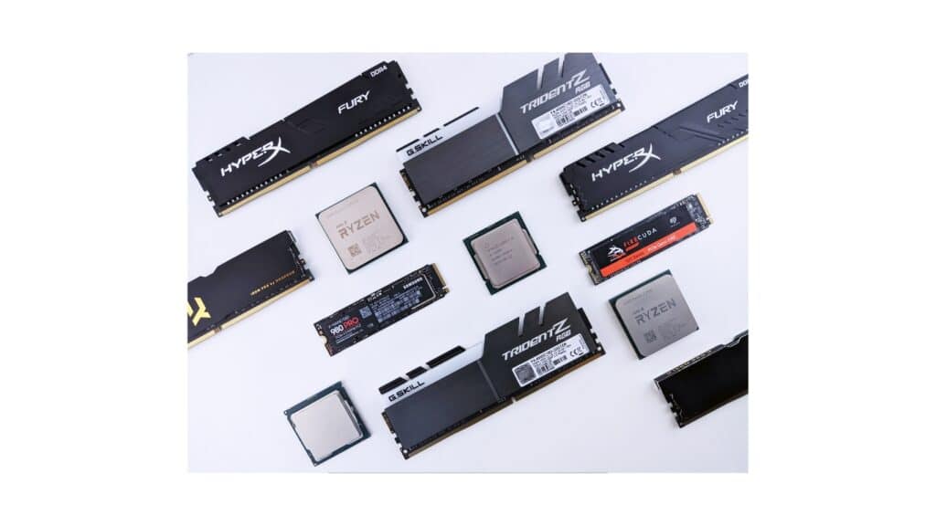 Barrettes de RAM 16 Go HyperX, G.Skill Trident Z et processeurs Ryzen posés sur une surface blanche